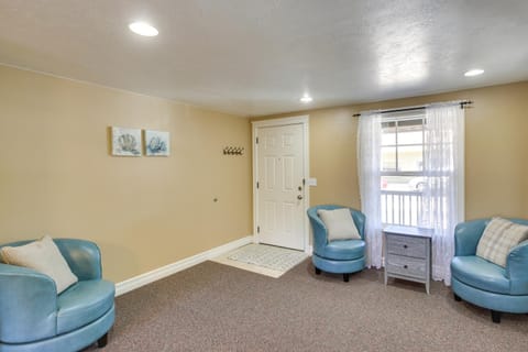 Coastal Lincoln City Home with Spacious Deck! House in Devils Lake