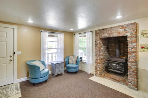 Coastal Lincoln City Home with Spacious Deck! House in Devils Lake