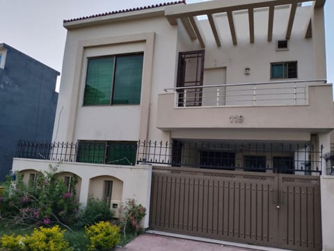 Property building, Day, Balcony/Terrace