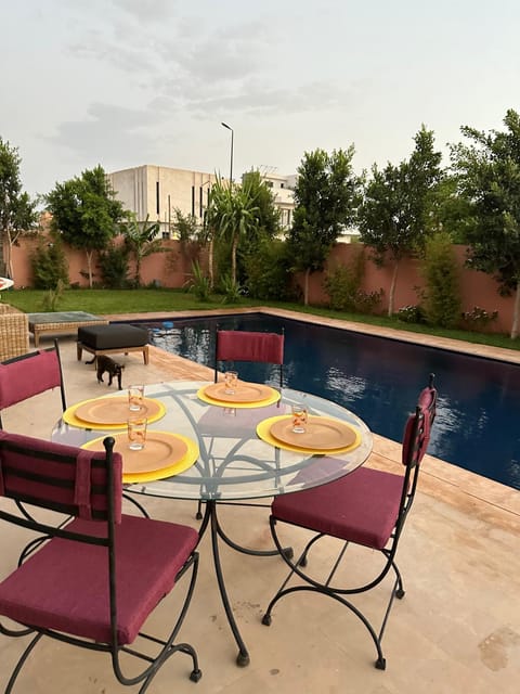 Swimming pool, Breakfast