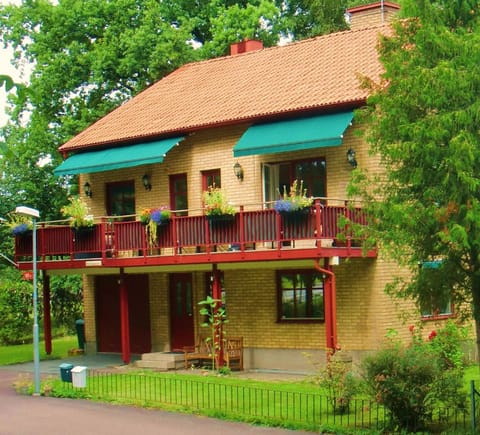 Property building, Day, Garden