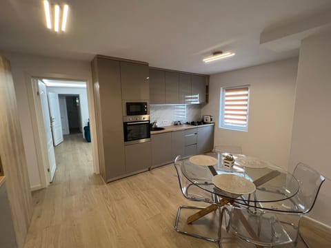 Kitchen or kitchenette, Dining area, minibar, stove