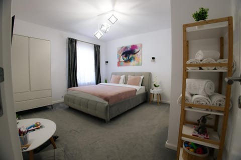 Bed, Bedroom, towels