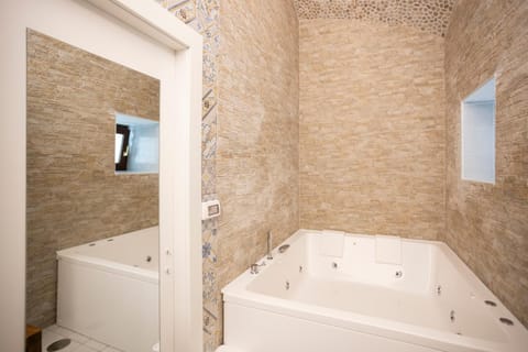 Hot Tub, Bathroom