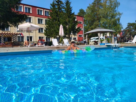 Property building, Day, People, Pool view, Swimming pool, Swimming pool, group of guests, sunbed
