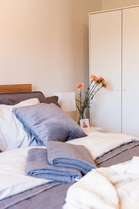 Bed, Bedroom, towels, wardrobe