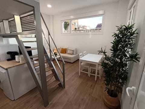 Kitchen or kitchenette, Living room, Seating area, Dining area