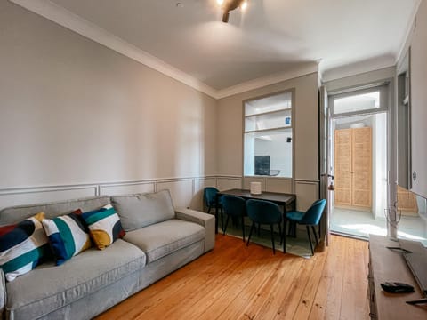 TV and multimedia, Living room, Seating area, Dining area