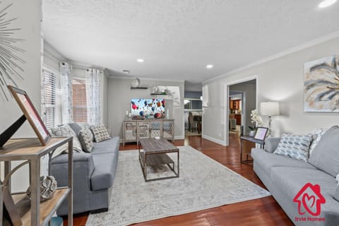 San Gabriel Stunner - An Irvie Home House in Albuquerque