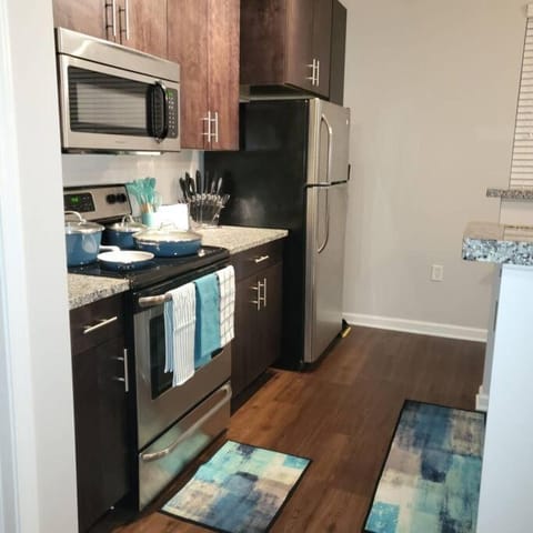 Kitchen or kitchenette, minibar, oven, stove