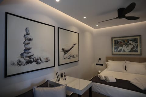 Bed, Decorative detail, fireplace