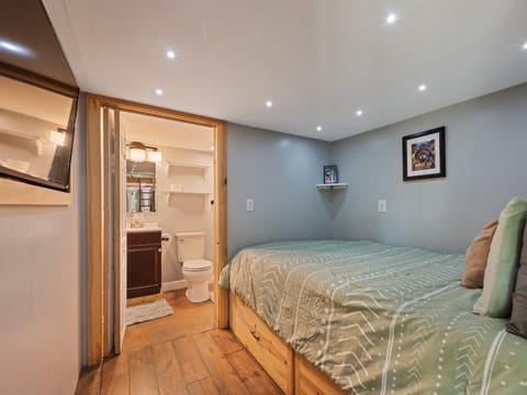 Casey Paradise Tiny Home Mountain Retreat House in Cullowhee