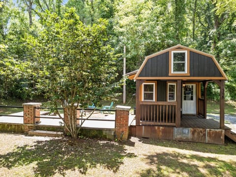 Casey Paradise Tiny Home Mountain Retreat House in Cullowhee