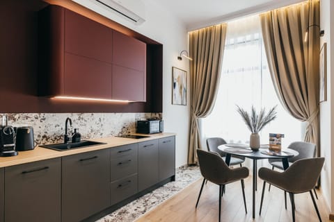 Coffee/tea facilities, Kitchen or kitchenette, stove, toaster