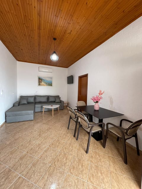 White House Dami House in Sarandë