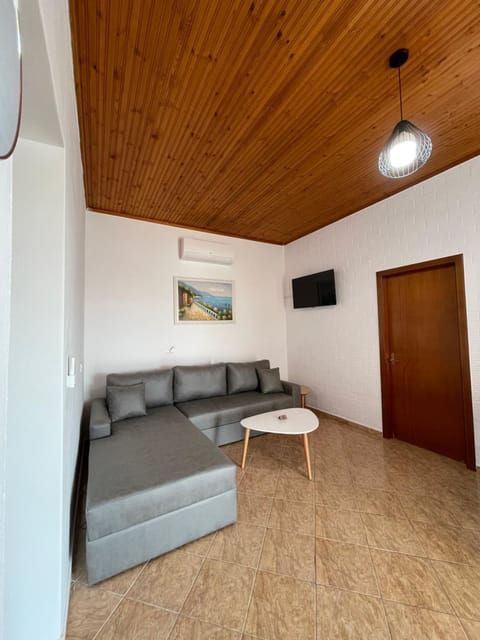 White House Dami House in Sarandë