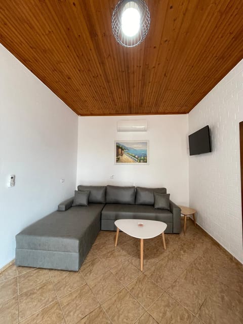 White House Dami House in Sarandë