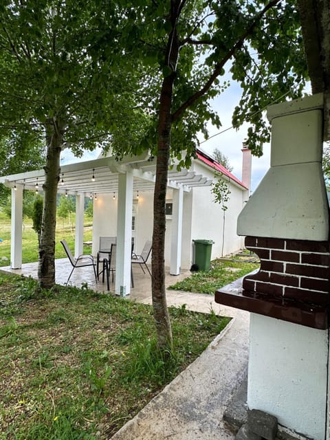 Property building, Spring, Day, Natural landscape, Garden, Garden view