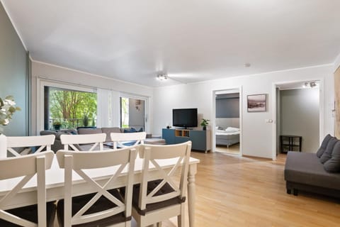 TV and multimedia, Living room, Seating area, Dining area