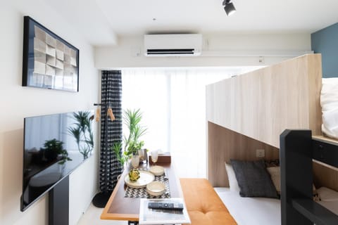 Communal lounge/ TV room, TV and multimedia, Living room, Seating area, Dining area, air conditioner