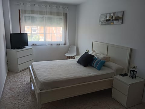 Bed, TV and multimedia, Photo of the whole room, Bedroom