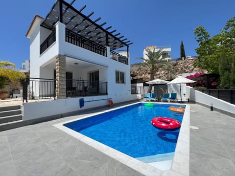 Property building, Patio, Balcony/Terrace, Pool view, Swimming pool, sunbed