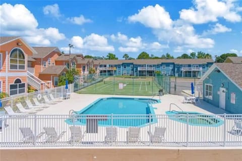 Property building, Hot Tub, Tennis court, Tennis court, Pool view, Swimming pool, Swimming pool, sunbed
