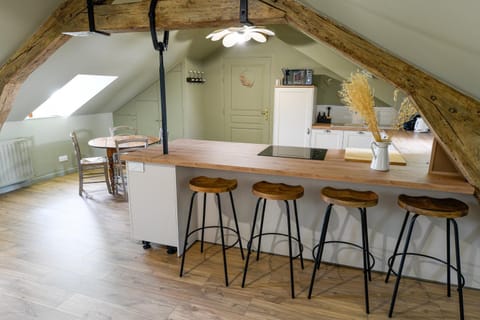 Kitchen or kitchenette, Dining area