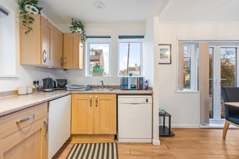 Kitchen or kitchenette, dishwasher, toaster