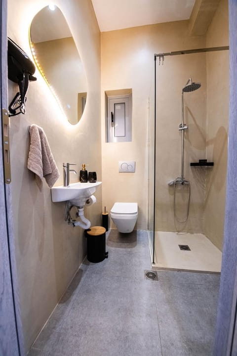 Shower, Toilet, Bathroom, towels