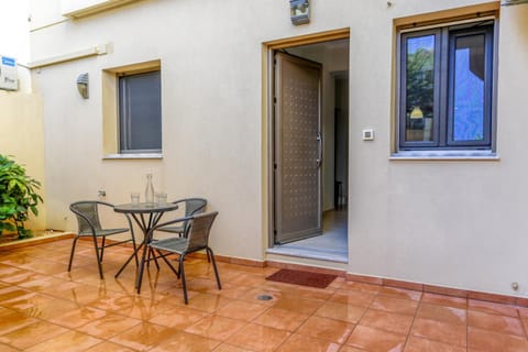 Patio, Day, Balcony/Terrace