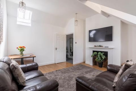Communal lounge/ TV room, TV and multimedia, Living room, Seating area, Evening entertainment