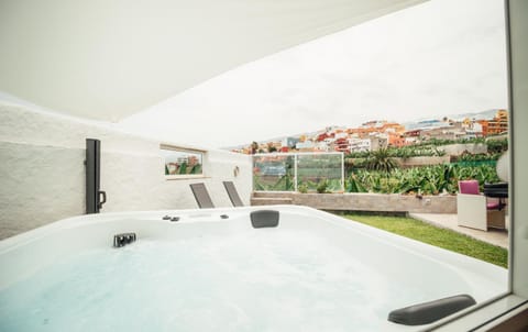 Natural landscape, Hot Tub, Hot Tub, View (from property/room), Spa and wellness centre/facilities