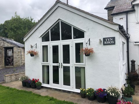 Property building, Spring, Day, Garden, Garden view