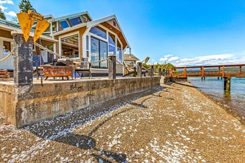 Hood Canal Waterfront w Hot Tub Dock House in Hood Canal