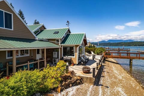 Hood Canal Waterfront w Hot Tub Dock House in Hood Canal