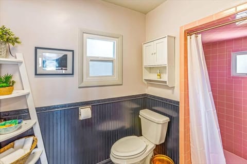 Hood Canal Waterfront w Hot Tub Dock House in Hood Canal