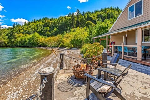 Hood Canal Waterfront w Hot Tub Dock House in Hood Canal