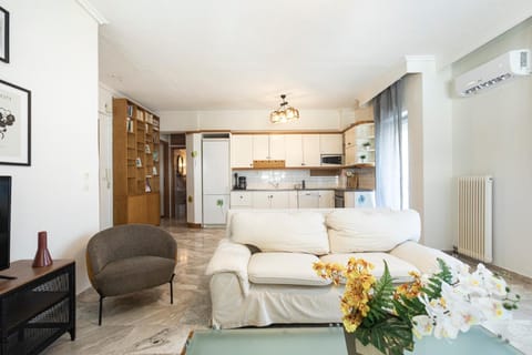 Kitchen or kitchenette, Living room, Seating area, oven