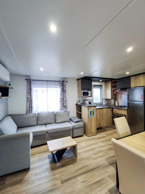 Living room, Dining area, oven, pet friendly, stove