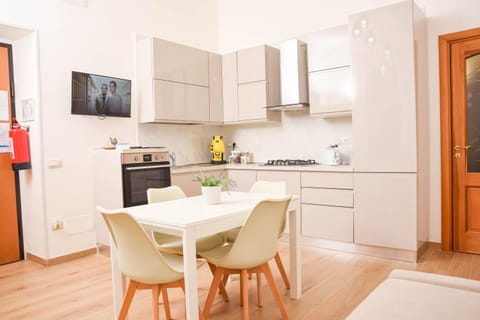 TV and multimedia, Kitchen or kitchenette, Dining area, oven, stove, toaster