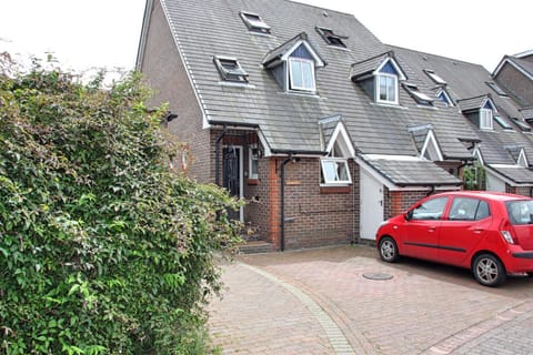Property building, Day, Neighbourhood, Street view, Location, Parking