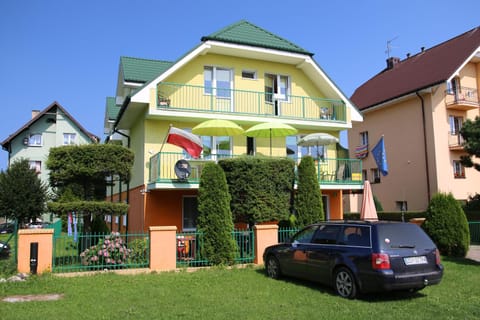 Property building, Day, Garden view, Parking
