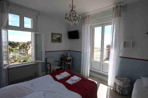 Bed, TV and multimedia, Photo of the whole room, Bedroom, Sea view, towels