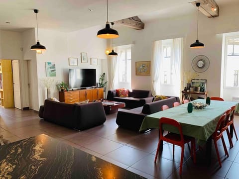 TV and multimedia, Living room, Seating area, Dining area