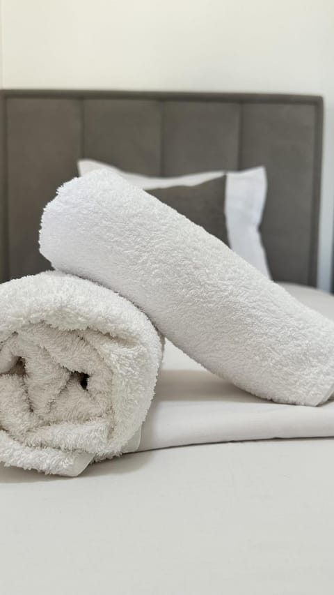 Bed, Living room, towels