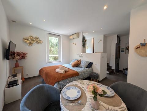 Bed, TV and multimedia, Living room, Photo of the whole room, Seating area, Dining area, Bedroom