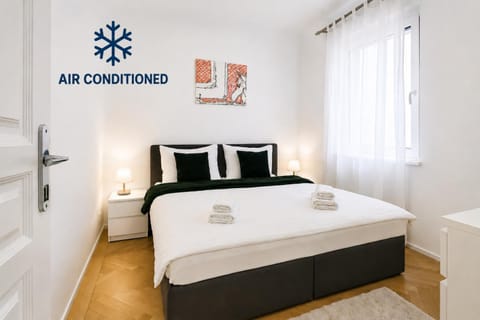 Bed, Bedroom, towels