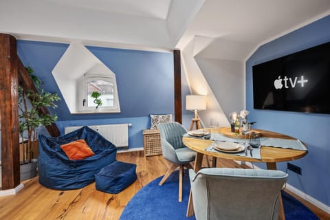 TV and multimedia, Living room, Seating area, Dining area