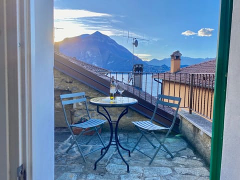 View (from property/room), Balcony/Terrace, Balcony/Terrace, Decorative detail, City view, Lake view, Lake view, Sunset
